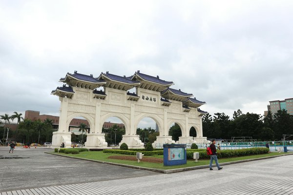 Quels sont les meilleurs spots pour une plongée avec les requins-marteaux aux Galápagos : équipements et saisons ?